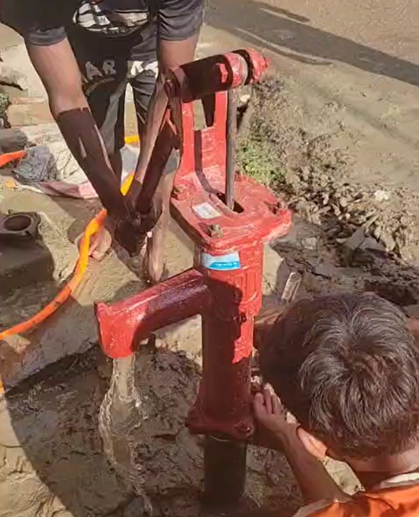 পাবনা সদর ৩নং ওয়ার্ডে নষ্ট চাপকল পরিবর্তন: সাইদুল ইসলাম ফাউন্ডেশন এর উদ্যোগে নতুন চাপকল স্থাপন